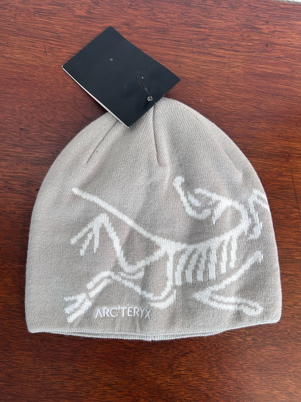 Arc’teryx Fernie Toque Beanie Gray White Knit Hat Skeleton Logo